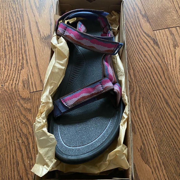 Never worn Teva sandals🩷 - Picture 5 of 6